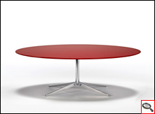 La table Florence, dessin de Florence Knoll, dans la version avec plateau coloré.