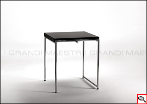 Tavolo Jean-Adjustable Table disegnato da Eileen Gray: larghezza 64 cm.